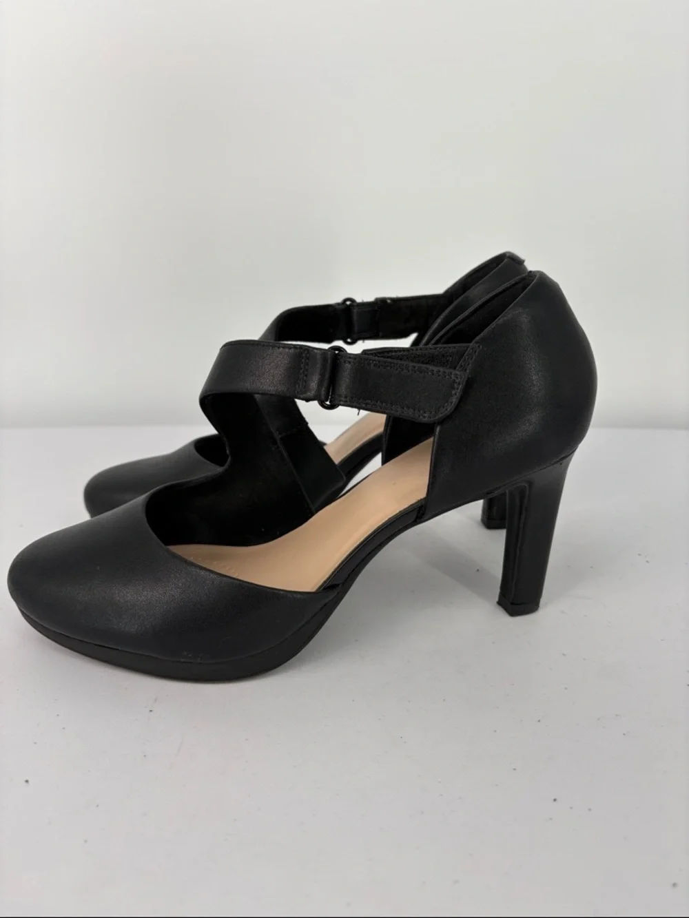 🦊 Clarks Black Mary Jane Heel Pumps with  Strap - Picture 3 of 9